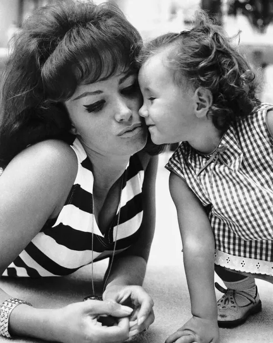 Framed Print : Jackie Collins Actress and Writer playing with her daughter Tracey Collins dbase Framed Print : Jackie Collins Actress and Writer playing with her daughter Tracey Collins dbase