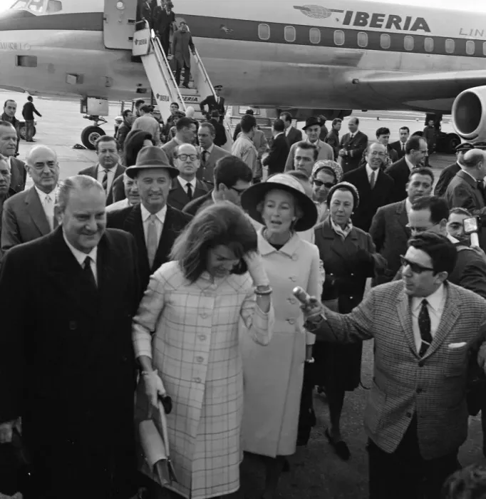 Framed Print : Jacqueline Kennedy arrives in Seville to attend a debutante ball. 15th April 1966