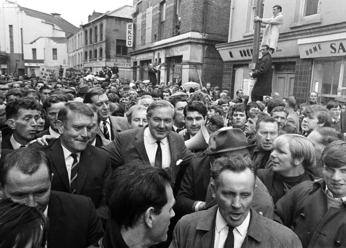 Framed Print : James Callaghan Aug 1969 is mobbed by a crowd as he re-entres Bogside Londondery