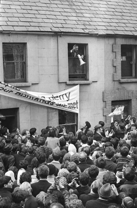 Framed Print : James Callaghan visit to Bogside Londondery Aug 1969 where he addresses a crowd from 32