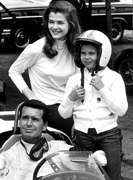 JAMES GARNER - ACTOR, WITH HIS 8 YEAR OLD DAUGHTER GIGI AND JESSICA WALTER - JULY 1966