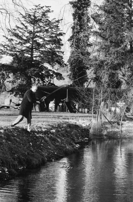 Framed Print : James Pettigrew, trout farming at Avington Trout Farm, in Itchen Abbas