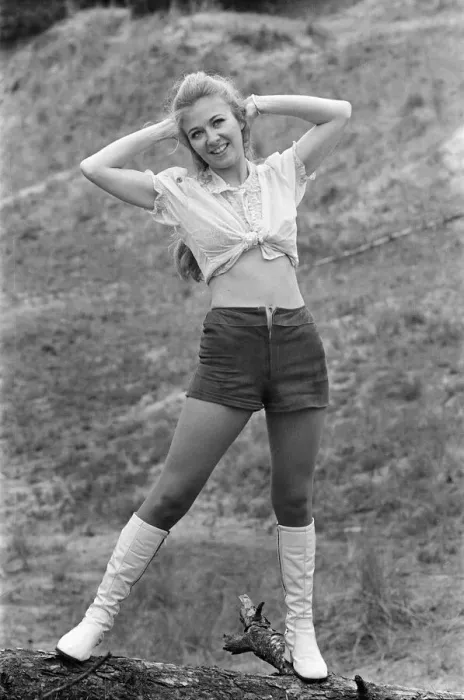 Framed Print : Jane Bell, model aged 22 years old, from Liverpool, 21st May 1971