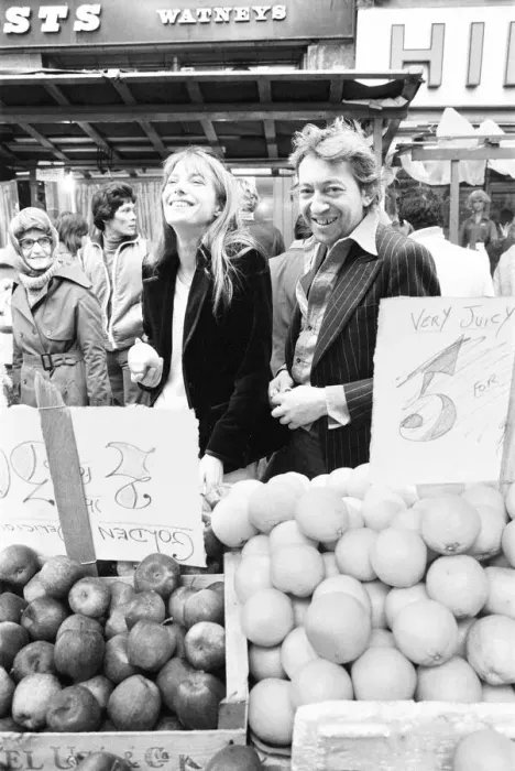 Framed Print : Jane Birkin and husband Serge Gainsbourg, pictured shopping in Berwick Street market Framed Print : Jane Birkin and husband Serge Gainsbourg, pictured shopping in Berwick Street market