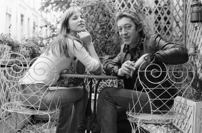 Framed Print : Jane Birkin & Serge Gainsbourg, pictured together at home in Paris, France
