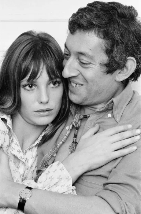 Framed Print : Jane Birkin & Serge Gainsbourg, couple in love, pictured together at their Chelsea flat Framed Print : Jane Birkin & Serge Gainsbourg, couple in love, pictured together at their Chelsea flat