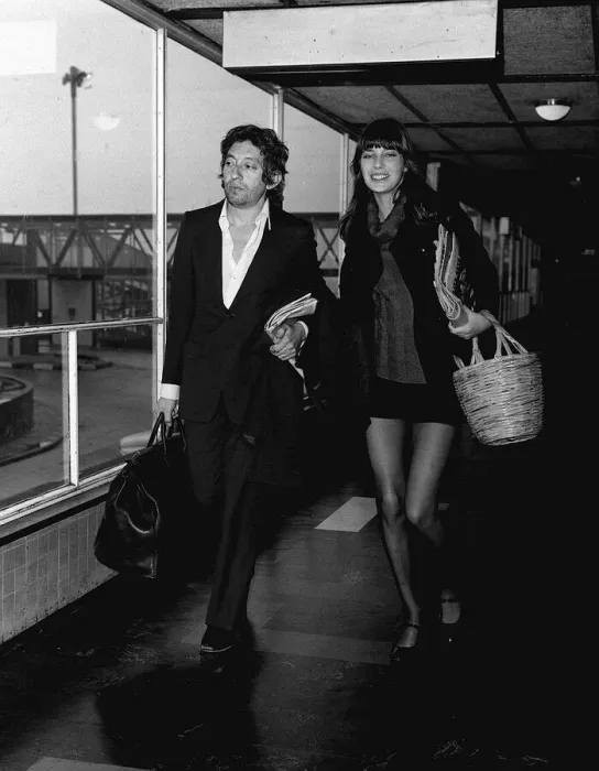 Framed Print : Jane Birkin and Serge Gainsbourg leaving for Paris where they are to recording a new Framed Print : Jane Birkin and Serge Gainsbourg leaving for Paris where they are to recording a new