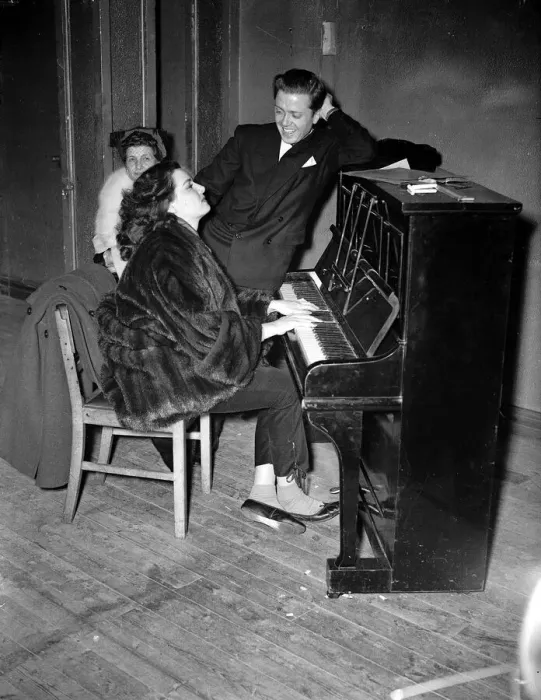 Framed Print : Jane Russell Nov 1951 plays the piano Framed Print : Jane Russell Nov 1951 plays the piano