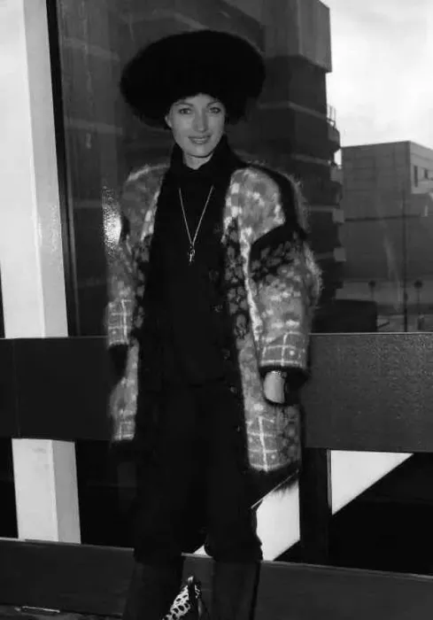: Jane Seymour Actress at Heathrow airport wearing fur hat : Jane Seymour Actress at Heathrow airport wearing fur hat