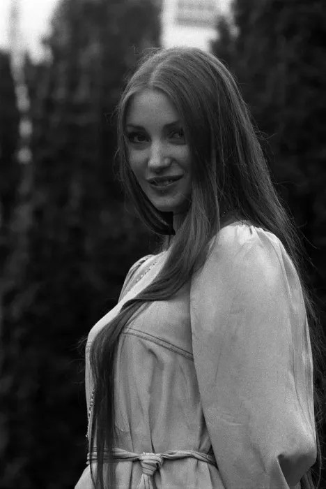 Framed Print : Jane Seymour April 1973 Actress Pictured at Pinewood Studios Framed Print : Jane Seymour April 1973 Actress Pictured at Pinewood Studios
