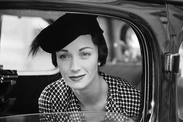 Jane Seymour as Wallis Simpson on the set of 'The Woman He Loved'in Chantilly