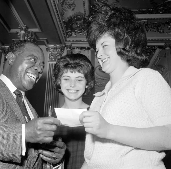Framed Print : Janet Baldwin (centre) one of 50 readers who attended a Daily Mirror Welcome to Britain