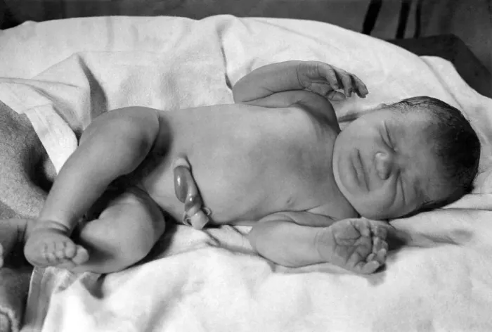Framed Print : Janet Traylor, 3 mins after birth at the Royal Northern Hospital. July 1943 P009100