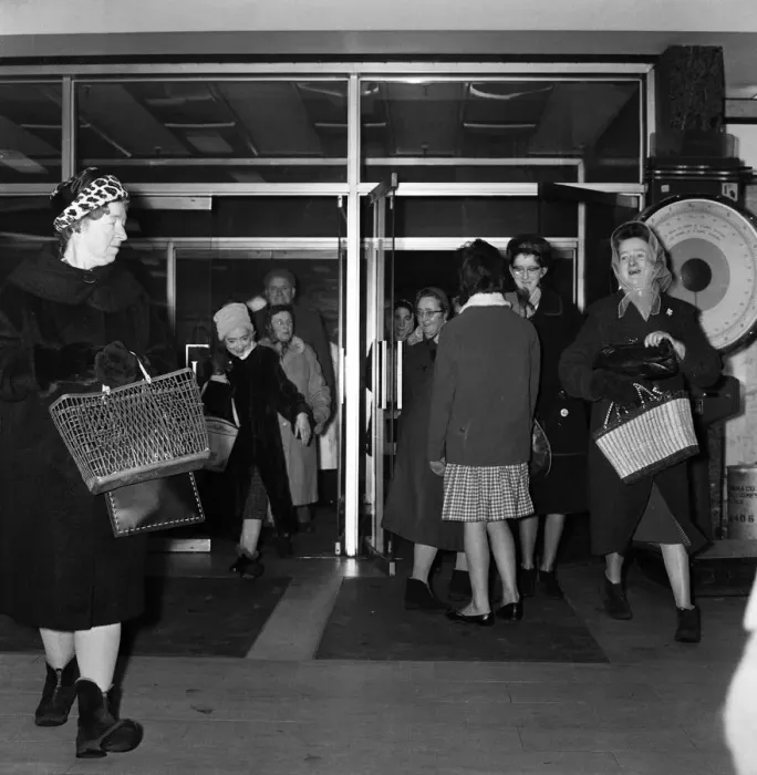 Framed Print : January sales at Lewiss Department store in Manchester. 2nd January 1962