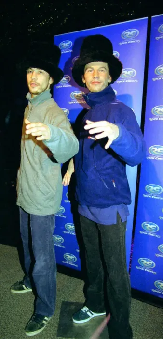 Framed Print : Jay Kay of Jamiroquai - 1999 meets his Wax Works Model at Madame Tuassuards Framed Print : Jay Kay of Jamiroquai - 1999 meets his Wax Works Model at Madame Tuassuards