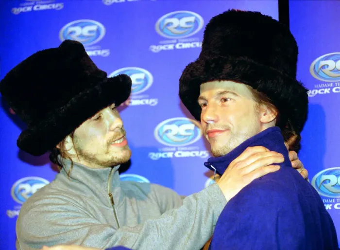 Framed Print : Jay Kay of Jamiroquai - 1999 meets his Wax Works Model at Madame Tuassuards Framed Print : Jay Kay of Jamiroquai - 1999 meets his Wax Works Model at Madame Tuassuards
