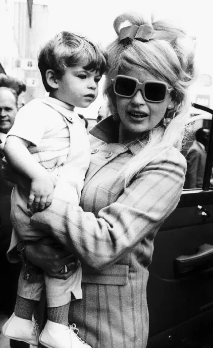 Framed Print : Jayne Mansfield carrying son Antonio 1967 Framed Print : Jayne Mansfield carrying son Antonio 1967