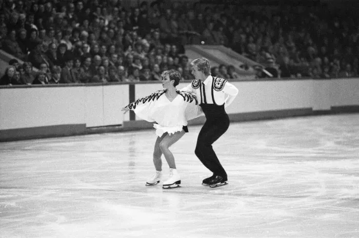 Framed Print : Jayne Torvill and Christopher Dean ice skating in Nottingham. 20th November 1983 Framed Print : Jayne Torvill and Christopher Dean ice skating in Nottingham. 20th November 1983