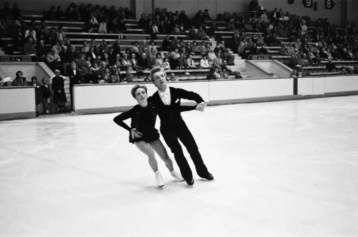 Framed Print : Jayne Torvill and Christopher Dean ice skating in Nottingham. 20th November 1983 Framed Print : Jayne Torvill and Christopher Dean ice skating in Nottingham. 20th November 1983