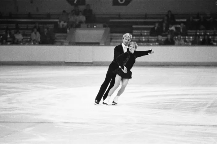 Framed Print : Jayne Torvill and Christopher Dean ice skating in Nottingham. 20th November 1983 Framed Print : Jayne Torvill and Christopher Dean ice skating in Nottingham. 20th November 1983