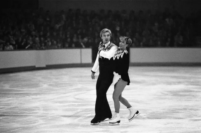 Framed Print : Jayne Torvill and Christopher Dean ice skating in Nottingham. 20th November 1983 Framed Print : Jayne Torvill and Christopher Dean ice skating in Nottingham. 20th November 1983