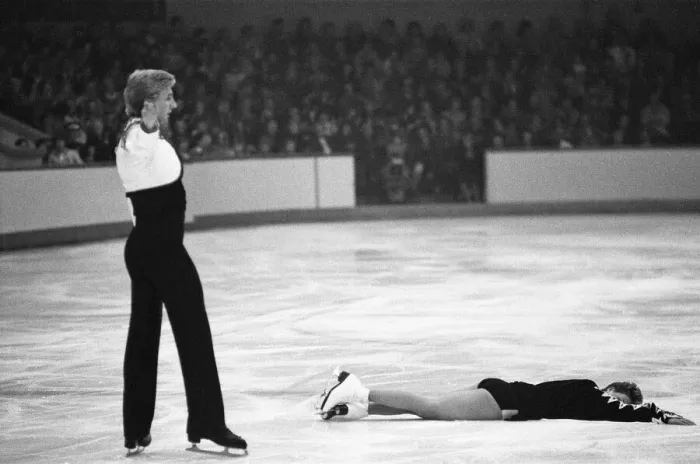 Framed Print : Jayne Torvill and Christopher Dean ice skating in Nottingham. 20th November 1983 Framed Print : Jayne Torvill and Christopher Dean ice skating in Nottingham. 20th November 1983