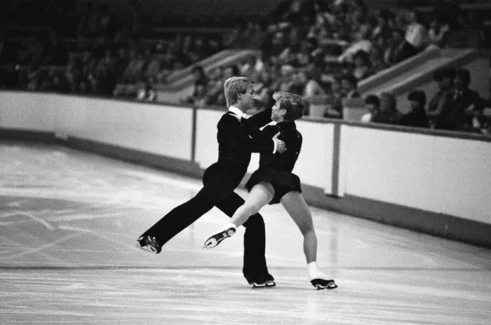 Framed Print : Jayne Torvill and Christopher Dean ice skating in Nottingham. 20th November 1983 Framed Print : Jayne Torvill and Christopher Dean ice skating in Nottingham. 20th November 1983