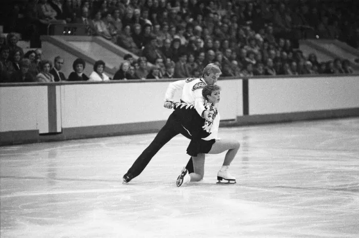 Framed Print : Jayne Torvill and Christopher Dean ice skating in Nottingham. 20th November 1983 Framed Print : Jayne Torvill and Christopher Dean ice skating in Nottingham. 20th November 1983
