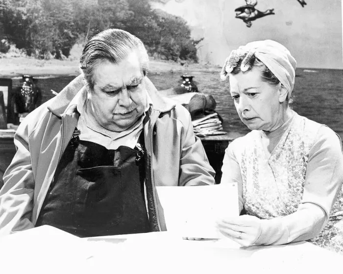 Framed Print : Jean Alexander actress as Hilda Ogden with Bernard Youens actor as Stan Ogden in scene Framed Print : Jean Alexander actress as Hilda Ogden with Bernard Youens actor as Stan Ogden in scene