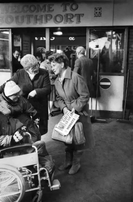 Framed Print : Jean Alexander, Hilda Ogden of Coronation St. commutes between her homes town of Framed Print : Jean Alexander, Hilda Ogden of Coronation St. commutes between her homes town of