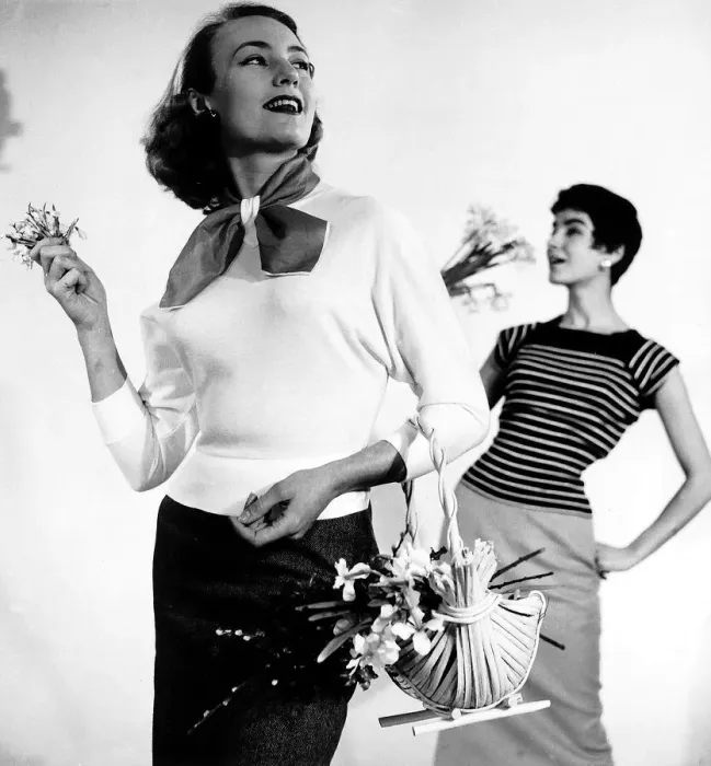 Framed Print : Jean Dawney showing the latest fashion clothing in the 1950s Handbag, flowers Framed Print : Jean Dawney showing the latest fashion clothing in the 1950s Handbag, flowers