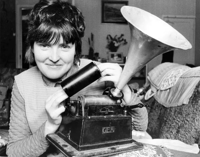 Framed Print : Jean Dixon pictured with her cylinder type phonograph made by the American company