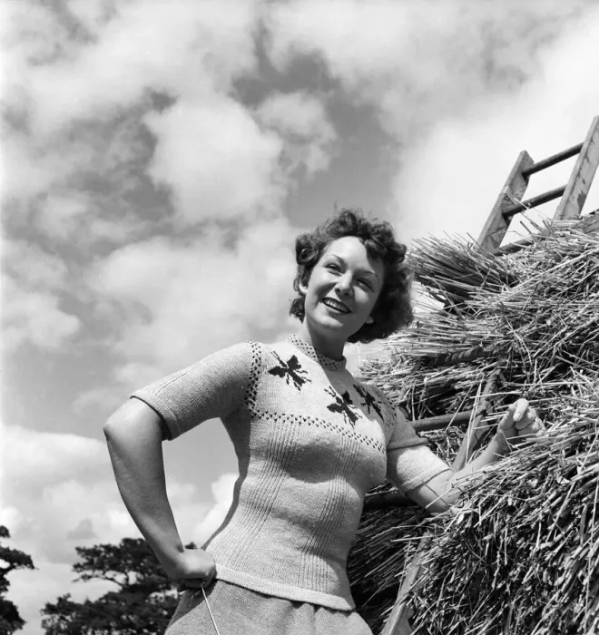 Framed Print : Jean Kert wearing a Special Jumper on her farm in Sussex. August 1953 O20002-001