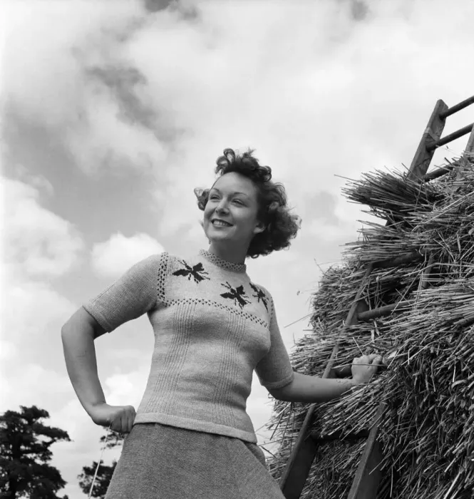 Framed Print : Jean Kert wearing a Special Jumper on her farm in Sussex. August 1953 O20002-005
