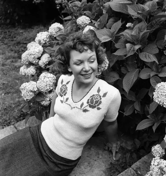 Framed Print : Jean Kert wearing a Special Jumper on her farm in Sussex. August 1953 O20002-002