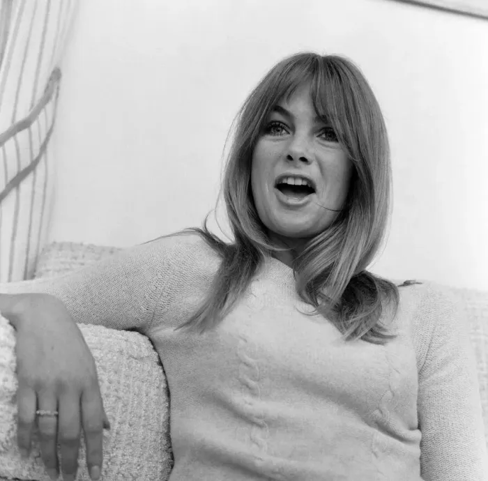 Framed Print : Jean Shrimpton, model, pictured at her home, Montpellier Place, London, 25th October 1967 Framed Print : Jean Shrimpton, model, pictured at her home, Montpellier Place, London, 25th October 1967