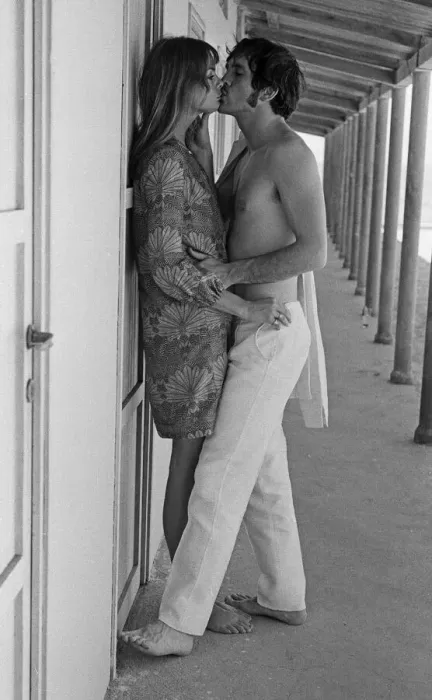 Framed Print : Jean Shrimpton and Terence Stamp in Italy. August 1966 Framed Print : Jean Shrimpton and Terence Stamp in Italy. August 1966