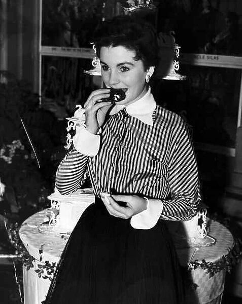 Jean Simmons actress on her 21st birthday eating cake January 1950