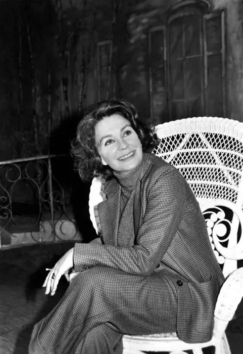 Framed Print : Jean Simmons at the Adelphi Theatre. April 1975 75-1719-003 Framed Print : Jean Simmons at the Adelphi Theatre. April 1975 75-1719-003