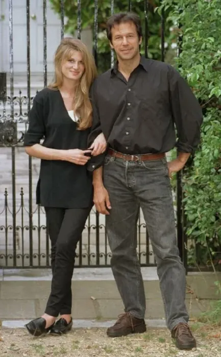 Framed Print : Jemima and Imran Khan outside the Goldsmiths South Richmond Home the day after Imran Khan