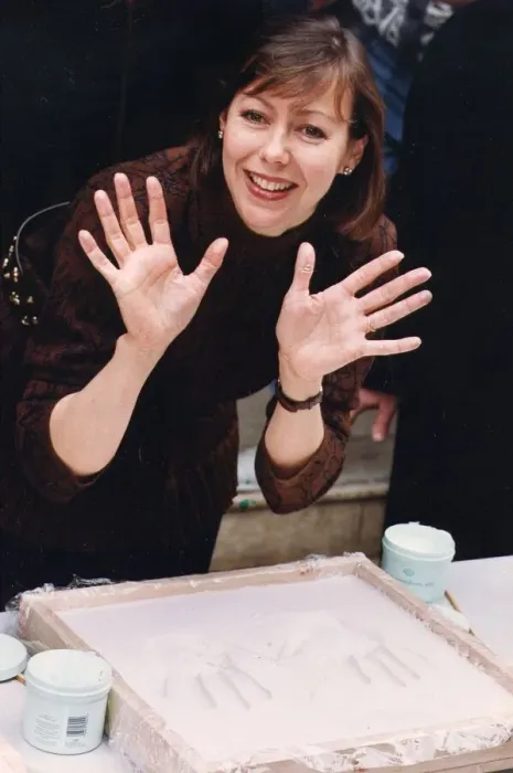 Framed Print : Jenny Agutter preserving her hand prints in cement - 27  /  02  /  1992