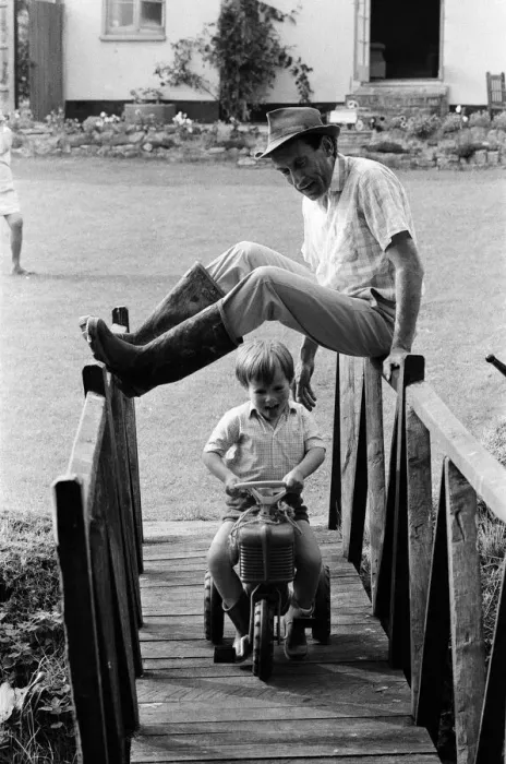 Framed Print : Jeremy Thorpe holidaying at home at his thatched cottage near Cobbaton, Umberleigh, Devon Framed Print : Jeremy Thorpe holidaying at home at his thatched cottage near Cobbaton, Umberleigh, Devon