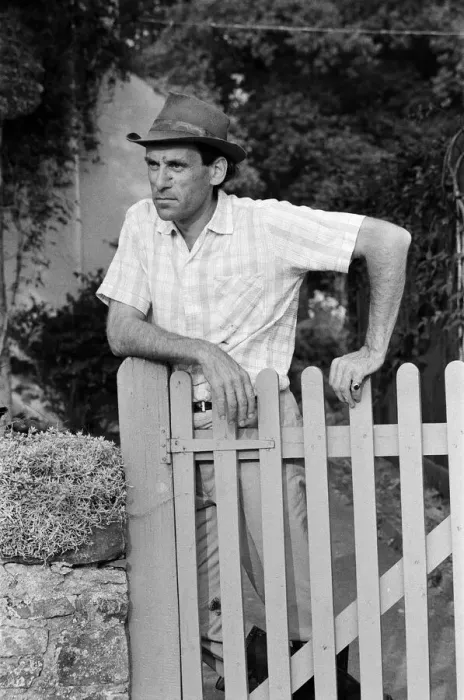 Framed Print : Jeremy Thorpe holidaying at home at his thatched cottage near Cobbaton, Umberleigh, Devon Framed Print : Jeremy Thorpe holidaying at home at his thatched cottage near Cobbaton, Umberleigh, Devon