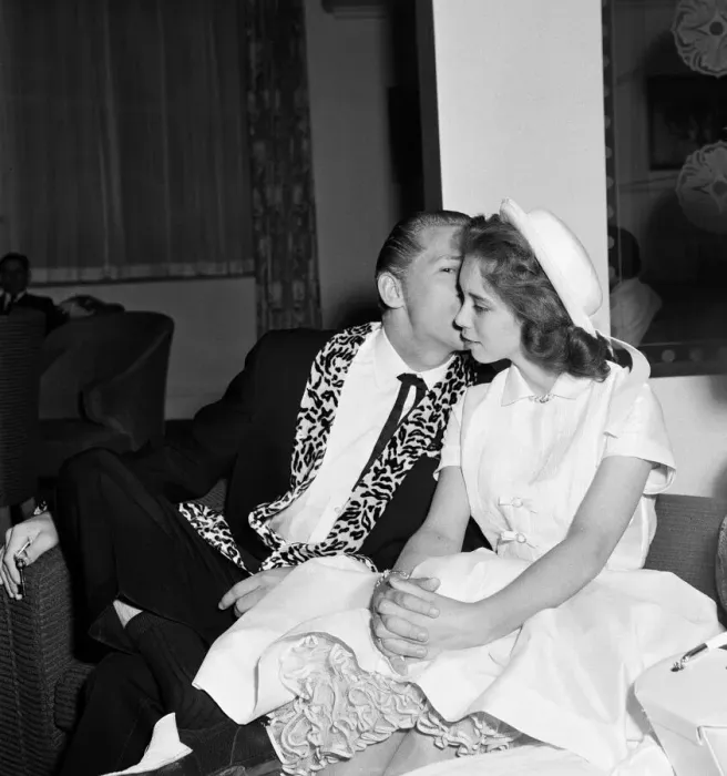 Framed Print : Jerry Lee Lewis and his 13-year-old wife Myra at the Westbury Hotel, London