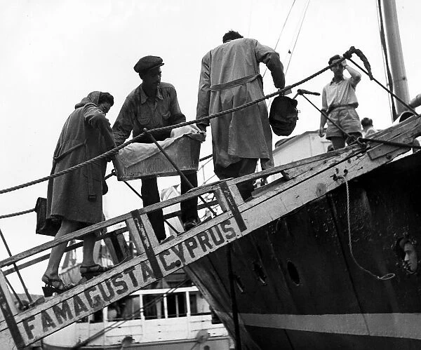Jewish Refugees return home on ships. 1947