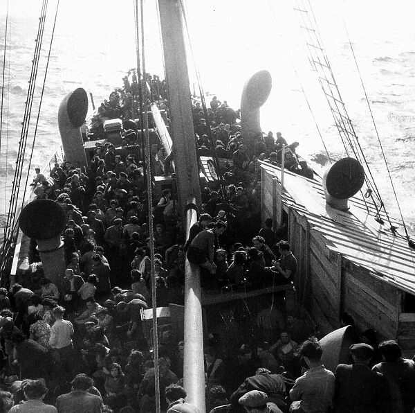 Jewish refugees return home on ships to Israel. 1947