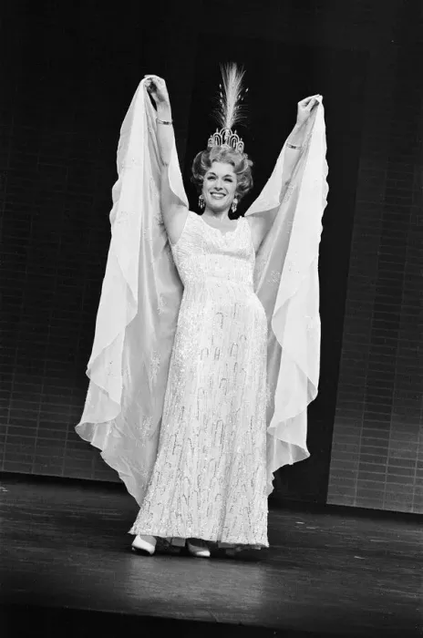 Framed Print : Jill Gascoine, stars as Dorothy Brock in the West End musical 42nd Street