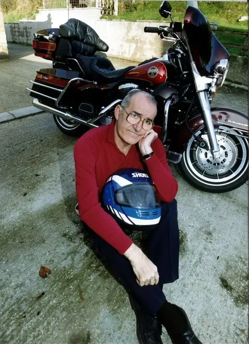 Framed Print : Jim Bowen TV Presenter Bullseye at home Framed Print : Jim Bowen TV Presenter Bullseye at home