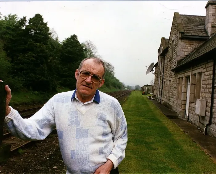 Framed Print : Jim Bowen TV Presenter Bullseye at home A©Mirrorpix Framed Print : Jim Bowen TV Presenter Bullseye at home A©Mirrorpix