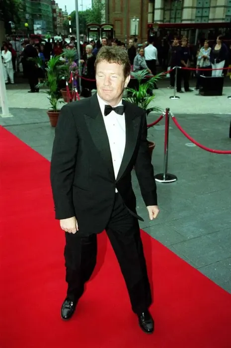 Framed Print : Jim Davidson Comedian  /  TV Presenter July 1998 Arriving for the premiere of Doctor